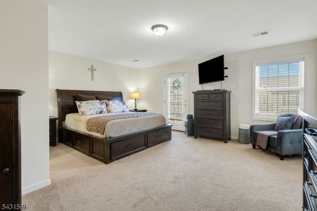 19 Gregg Ct, Newton Town, NJ 07860