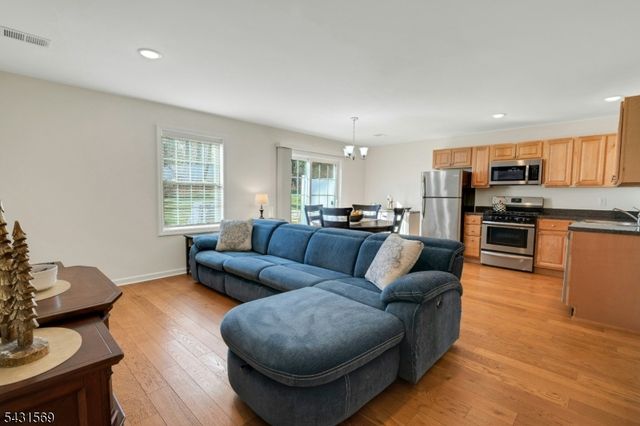 19 Gregg Ct, Newton Town, NJ 07860