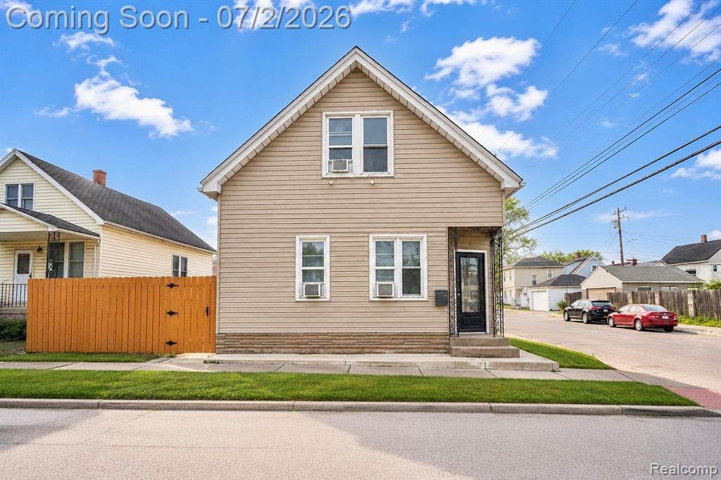 2433 Zinow Street, Hamtramck, MI 48212