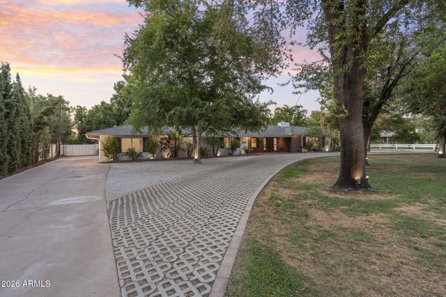 550 W BERRIDGE Lane, Phoenix, AZ 85013