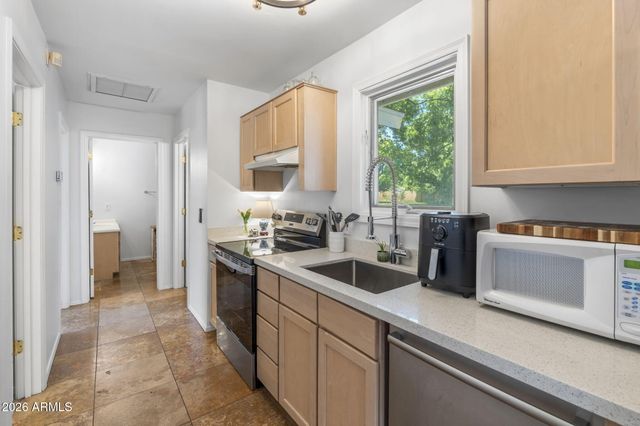 550 W BERRIDGE Lane, Phoenix, AZ 85013