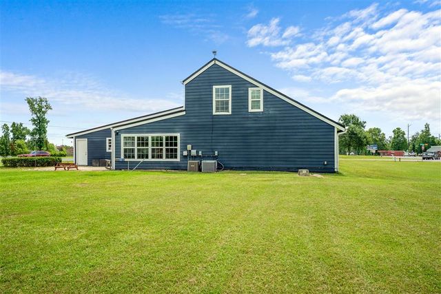 111 E Park Manor, Moss Bluff, LA 70611