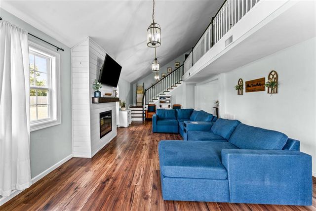 111 E Park Manor, Moss Bluff, LA 70611