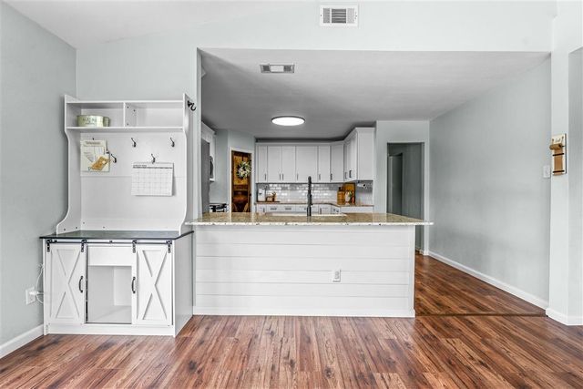 111 E Park Manor, Moss Bluff, LA 70611