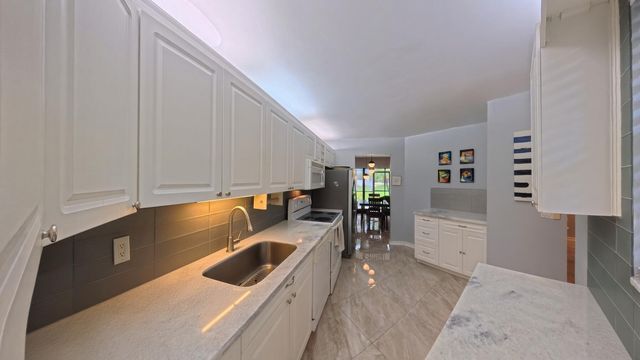 5650 Camino Del Sol 101, Boca Raton, FL 33433