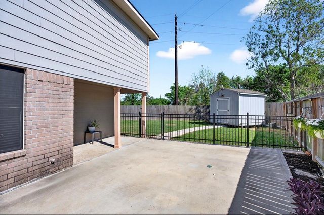 6046 Sandy Creek Drive, Baytown, TX 77523