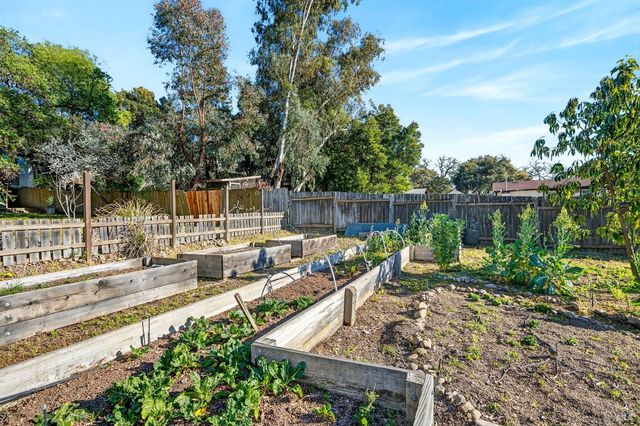 105 Hooker Ave, Sonoma, CA 95476