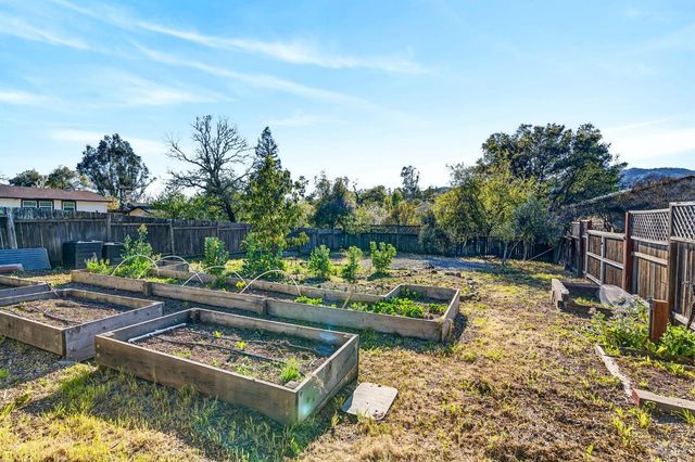 105 Hooker Ave, Sonoma, CA 95476