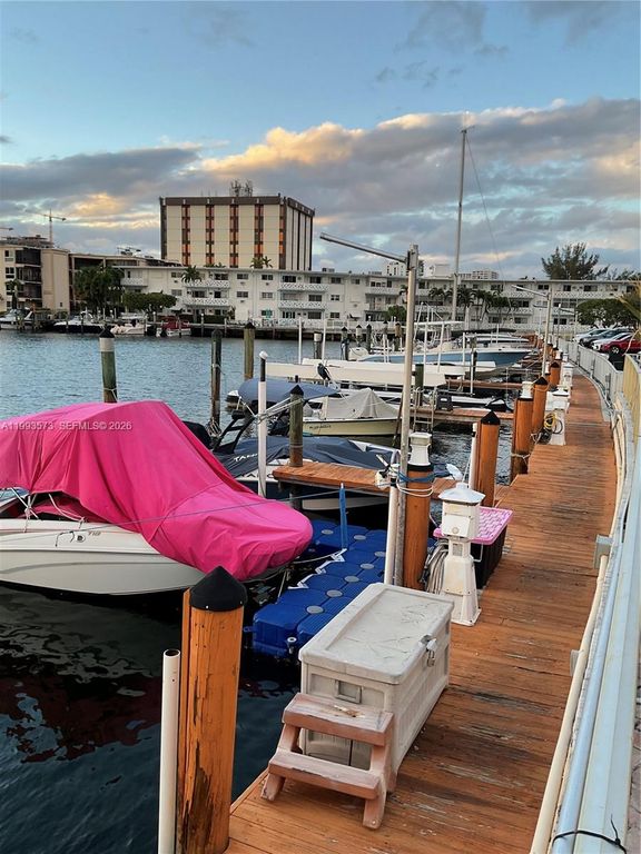 Image 7 of property listing at 100 Golden Isles Dr 814, Hallandale Beach, FL 33009