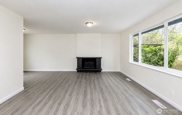 9439 11th Avenue SW, Seattle, WA 98106