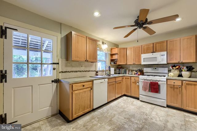 371 E MAIN ST, New Holland, PA 17557