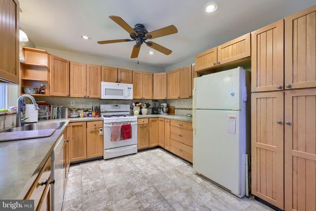 371 E MAIN ST, New Holland, PA 17557