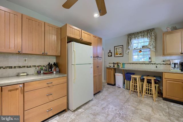 371 E MAIN ST, New Holland, PA 17557