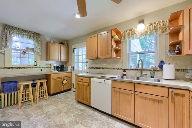 371 E MAIN ST, New Holland, PA 17557