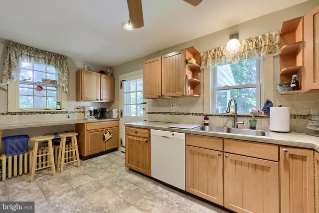 371 E MAIN ST, New Holland, PA 17557