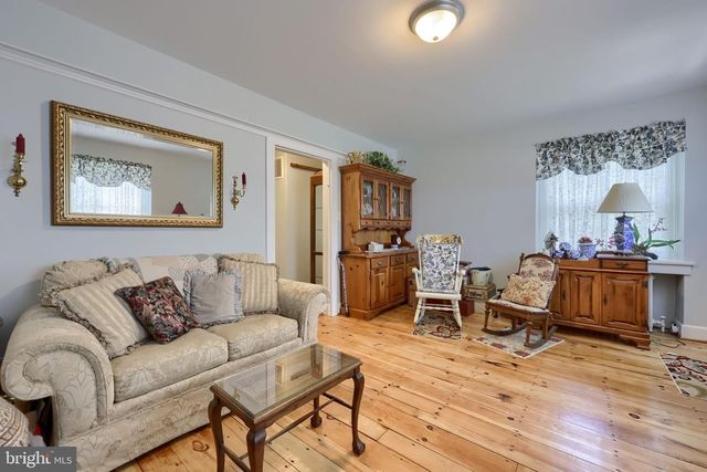 371 E MAIN ST, New Holland, PA 17557