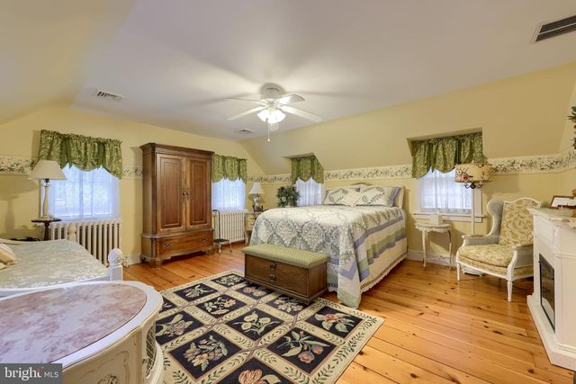 371 E MAIN ST, New Holland, PA 17557
