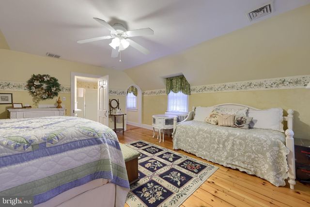 371 E MAIN ST, New Holland, PA 17557