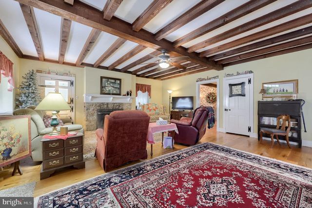 371 E MAIN ST, New Holland, PA 17557