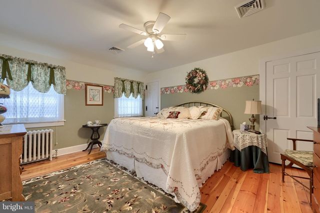 371 E MAIN ST, New Holland, PA 17557