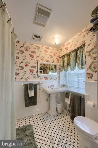 371 E MAIN ST, New Holland, PA 17557