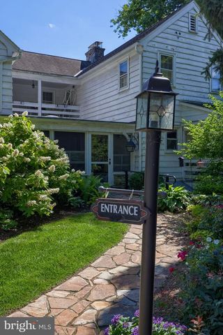 371 E MAIN ST, New Holland, PA 17557
