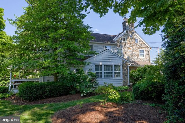 371 E MAIN ST, New Holland, PA 17557