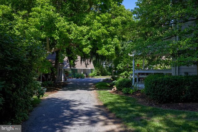 371 E MAIN ST, New Holland, PA 17557