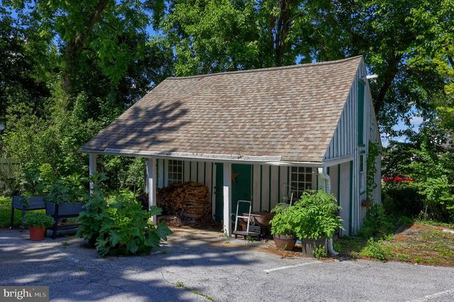 371 E MAIN ST, New Holland, PA 17557