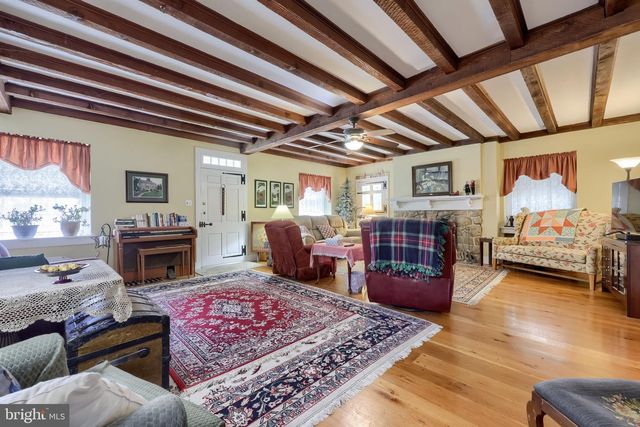 371 E MAIN ST, New Holland, PA 17557