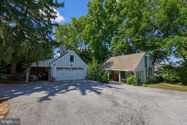 371 E MAIN ST, New Holland, PA 17557