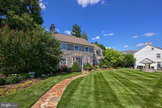 371 E MAIN ST, New Holland, PA 17557