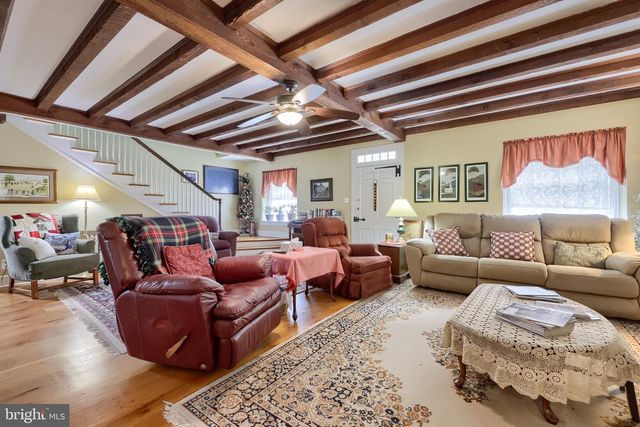 371 E MAIN ST, New Holland, PA 17557