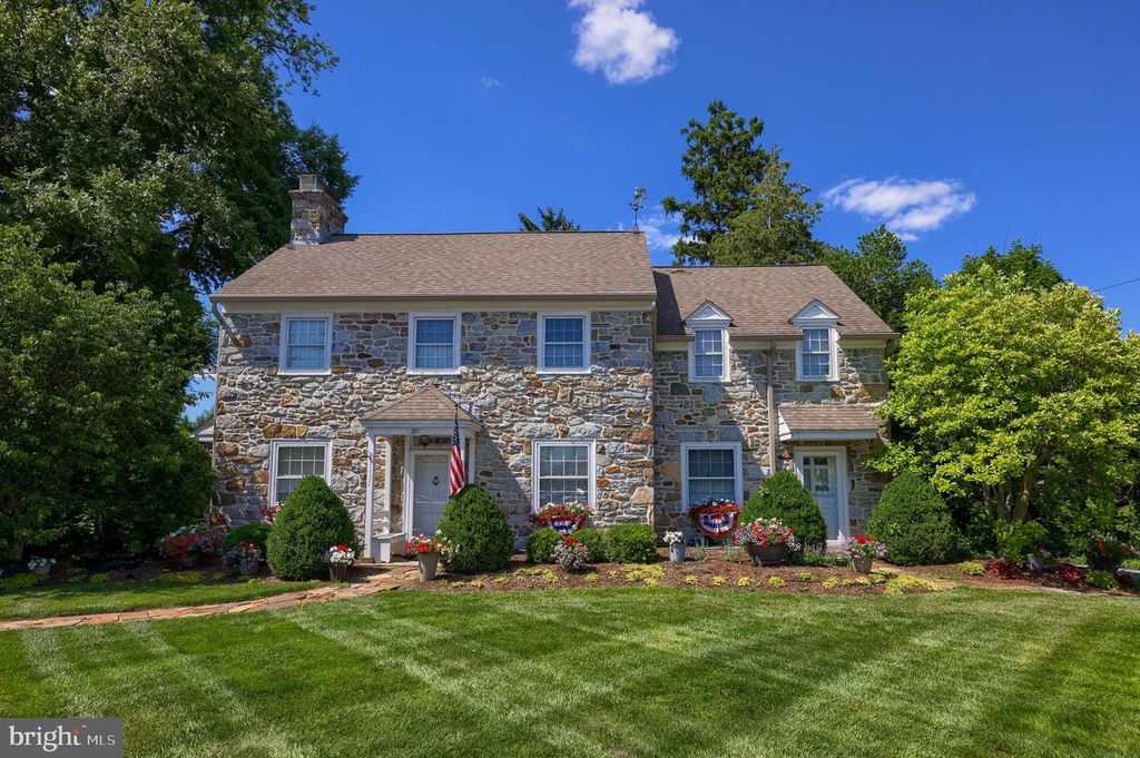 371 E MAIN ST, New Holland, PA 17557