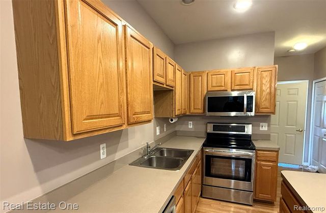 4392 Gateway Circle, West Bloomfield, MI 48322