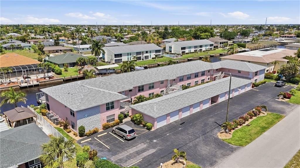 Image 8 of property listing at 1333 SE 40th TER 2A, Cape Coral, FL 33904