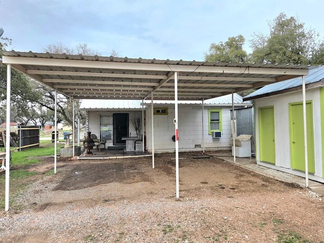 313 King St, Eden, TX 76837
