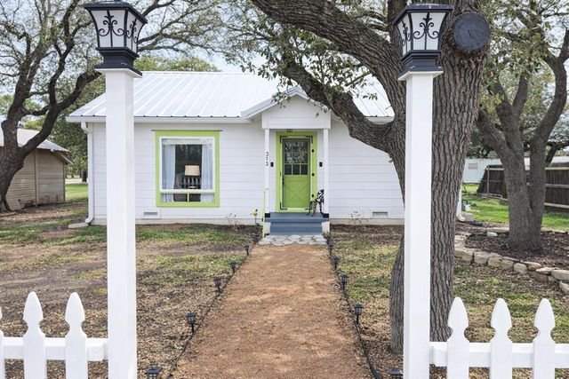 313 King St, Eden, TX 76837