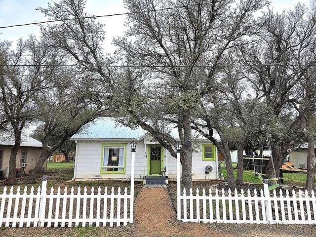 313 King St, Eden, TX 76837
