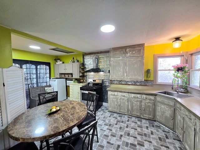 313 King St, Eden, TX 76837