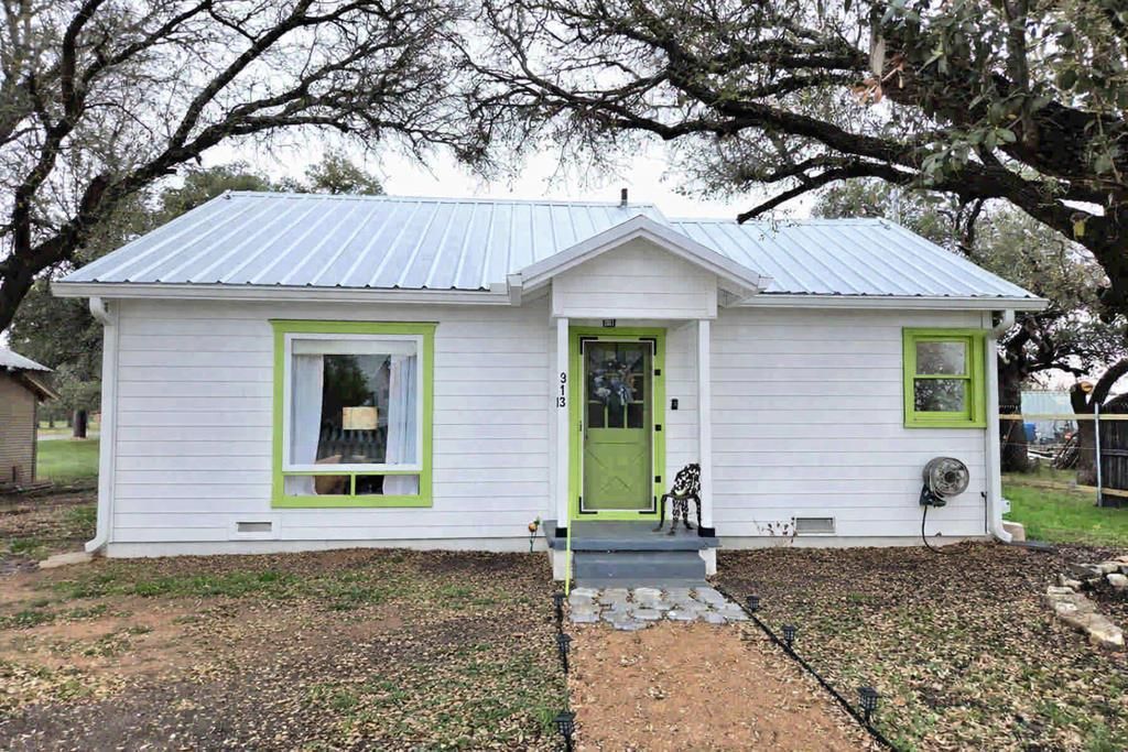 313 King St, Eden, TX 76837