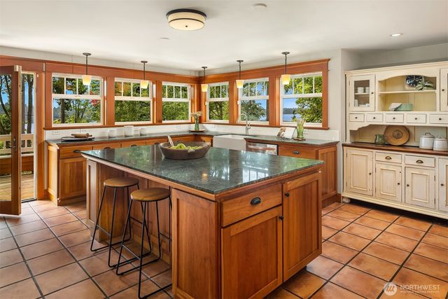 8105 SE 44th Street, Mercer Island, WA 98040