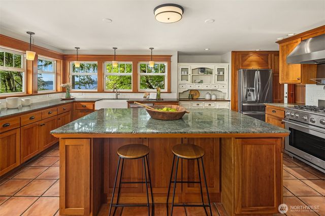 8105 SE 44th Street, Mercer Island, WA 98040