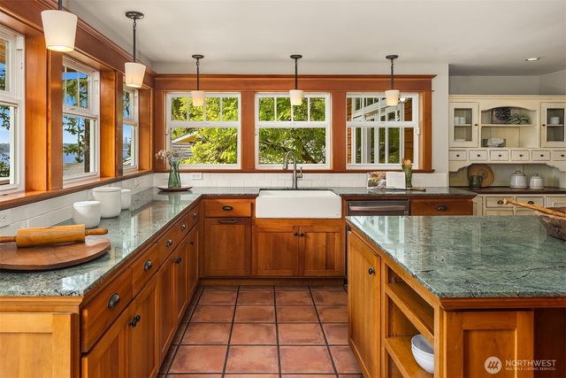 8105 SE 44th Street, Mercer Island, WA 98040