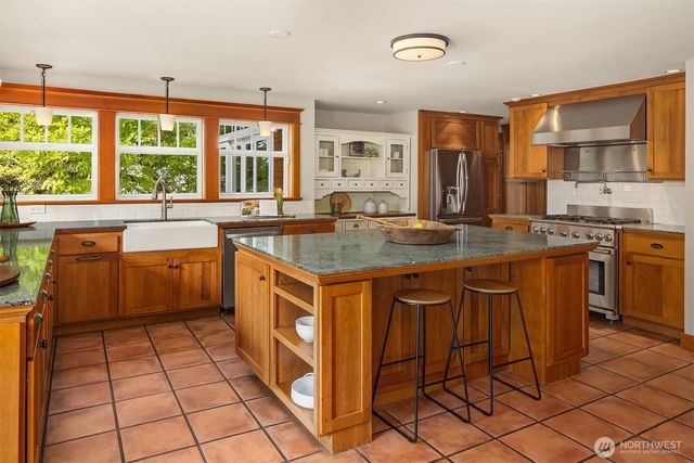8105 SE 44th Street, Mercer Island, WA 98040