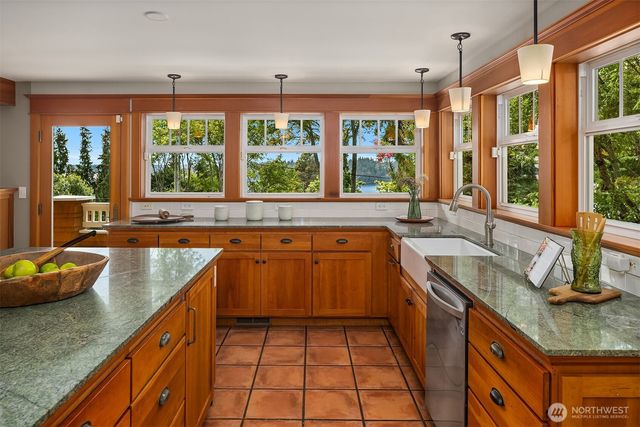 8105 SE 44th Street, Mercer Island, WA 98040