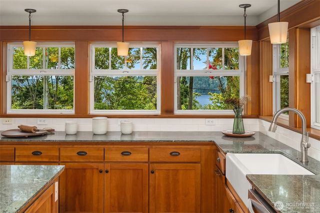 8105 SE 44th Street, Mercer Island, WA 98040