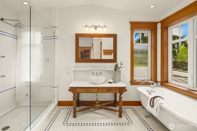 8105 SE 44th Street, Mercer Island, WA 98040