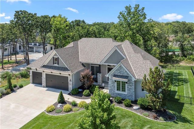 7 Dakota Circle, Lake Winnebago, MO 64034