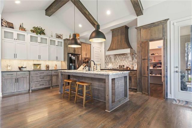 7 Dakota Circle, Lake Winnebago, MO 64034